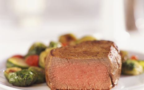 Das Bild zeigt gebratenes Fleisch und Gemüse.
