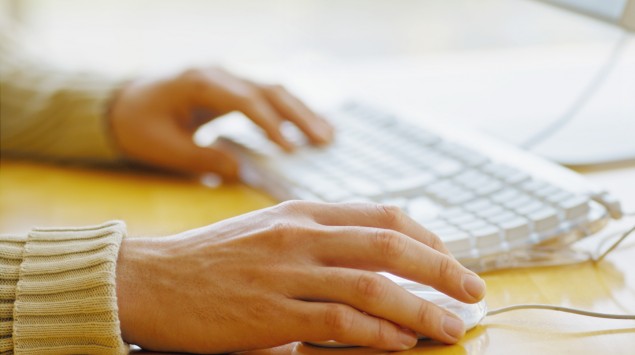Das Bild zeigt eine Hand, die auf einer Computer-Maus liegt.