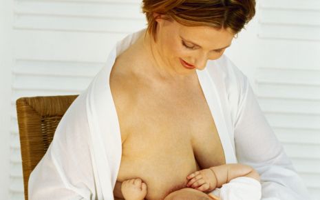 Eine Mutter stillt ihr Baby.