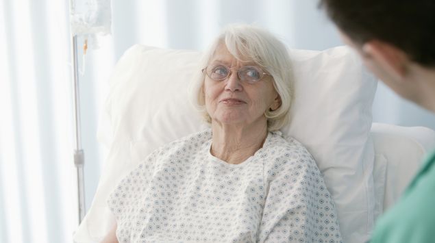 Das Bild zeigt eine ältere Frau im Krankenbett.