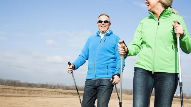 Das Bild zeigt ein älteres Paar beim Joggen.
