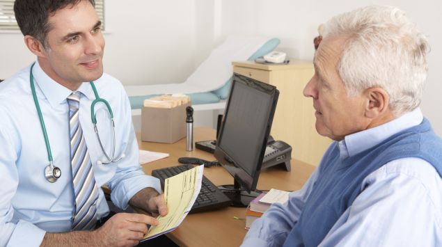 Ein Arzt im Gespräch mit einem älteren Patienten.