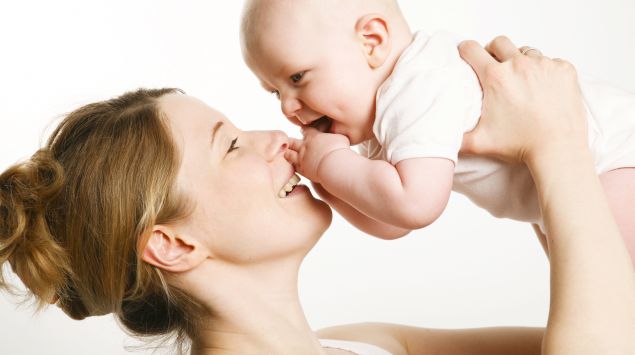 Das Bild zeigt eine junge Frau und ein Baby.