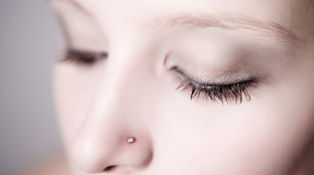 Junges Mädchen mit Nasenstecker.