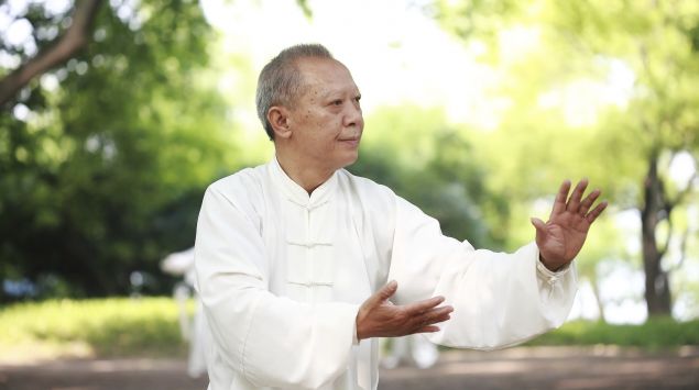 Ein älterer Asiate beim Qigong.