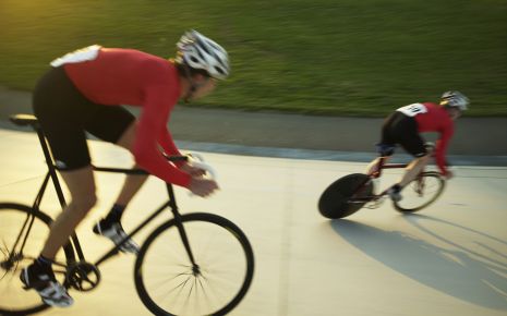 Das Bild zeigt zwei Radrennfahrer.