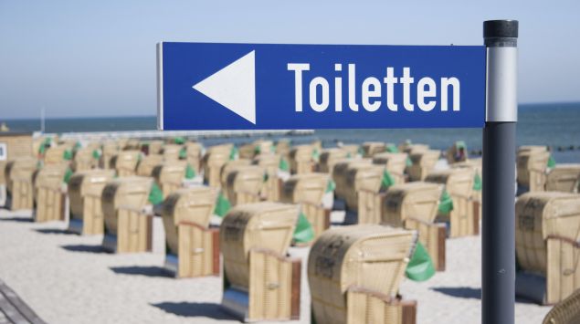 Das Bild zeigt ein Toilettenschild.