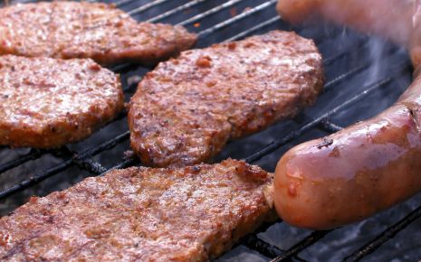 Gesund grillen: Fleisch auf einem Grill.
