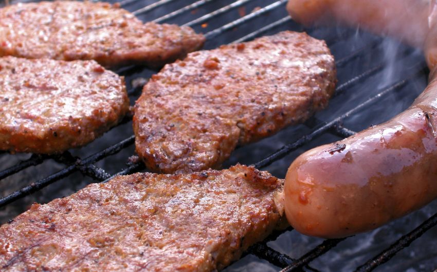Gesund grillen: Fleisch auf einem Grill.