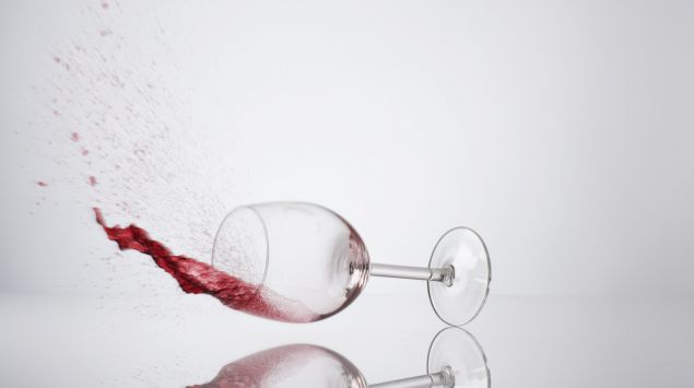 Ein umfallendes Glas Rotwein.