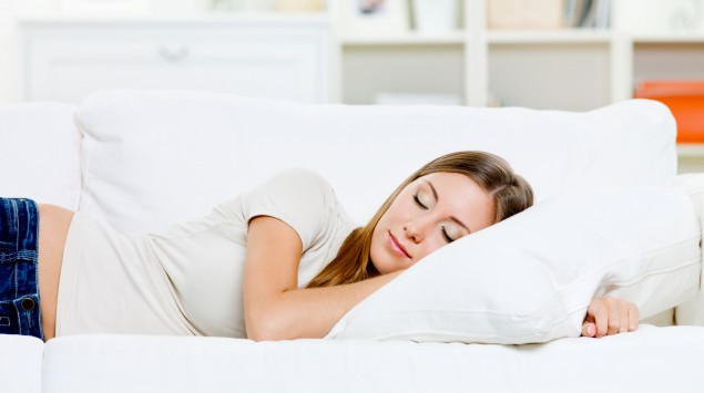 Das Bild zeigt eine Frau im Bett schlafend.