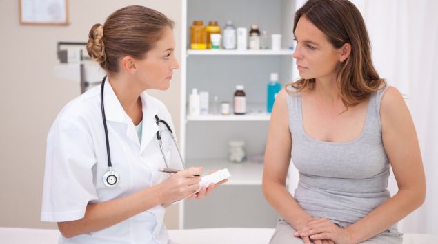 Das Bild zeigt eine Ärztin mit einer Patientin.
