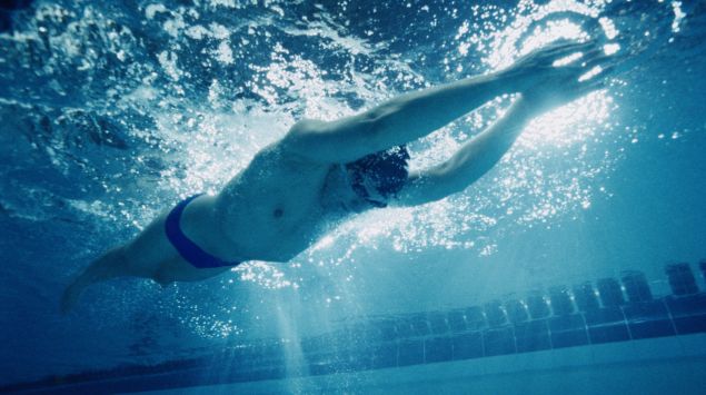 Das Bild zeigt einen männlichen Schwimmer.