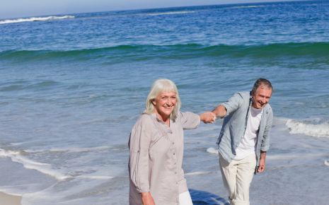Man sieht ein älteres Paar am Meer.