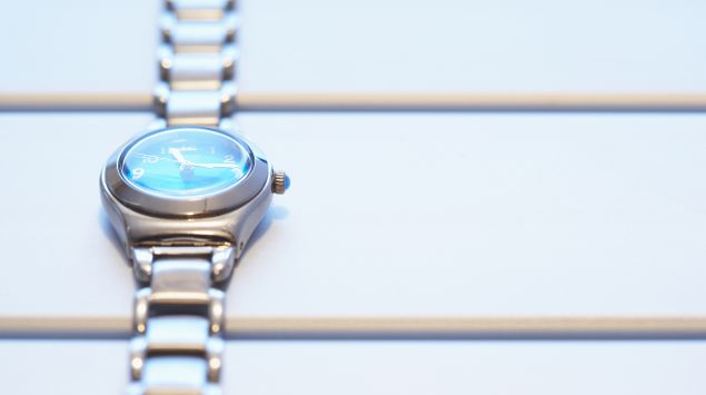 Das Bild zeigt eine Armbanduhr.