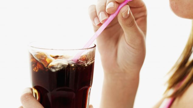 Das Bild zeigt eine Frau die Cola trinkt.