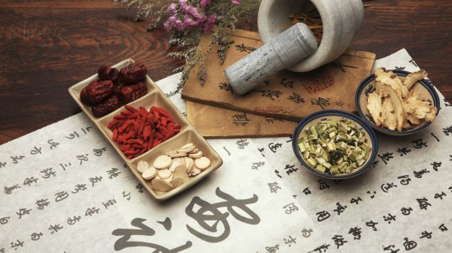 Das zeigt chinesische Schriftzeichen, Beeren und Kräuter.