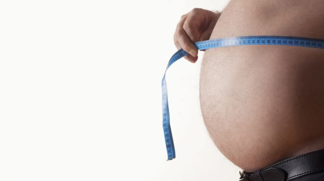 Das Bild zeigt den dicken Bauch eines Mannes.