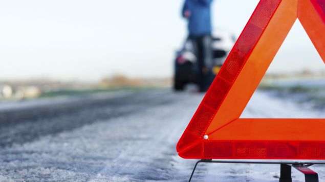 Ein Warndreieck an einer Unfallstelle.