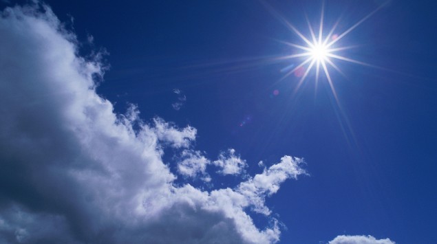 Das Bild zeigt Sonne und Himmel.