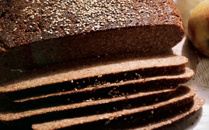Magnesium: Man sieht ein angeschnittenes Roggenvollkornbrot.