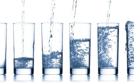 Das Bild zeigt unterschiedlich mit Wasser gefüllte Gläser.