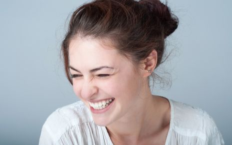 Das Bild zeigt eine lachende Frau.