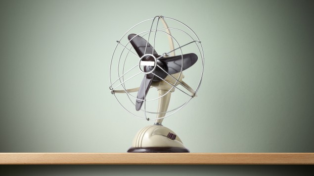 Ventilator steht auf Tisch