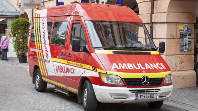 Man sieht ein Rettungswagen vor einem Haus in Innsbruck (Österreich).