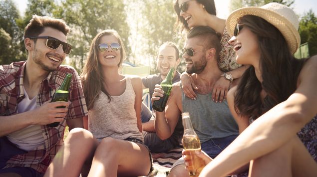 Eine Gruppe junger Leute feiert mit Alkohol.