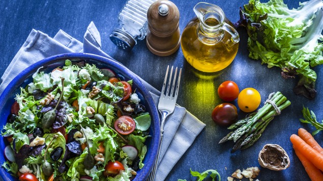 Salat mit Nüssen und Tomaten