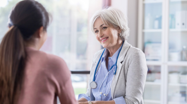 Eine Gynäkologin/Ärztin berät eine Patientin.