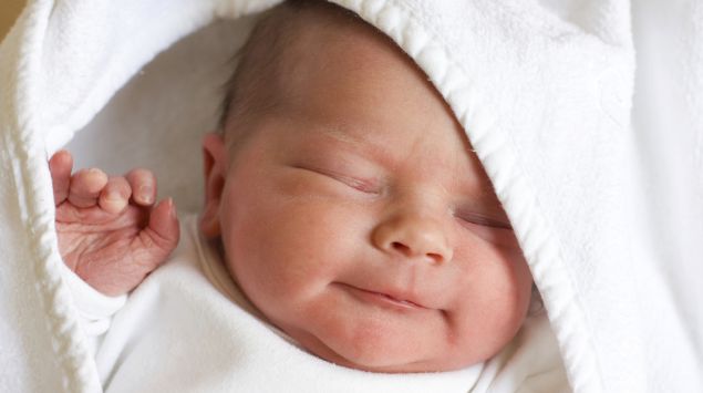 Man sieht ein schlafendes Baby.