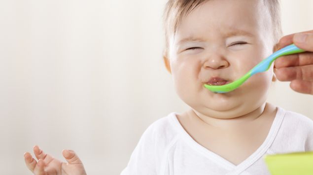 Ein Baby verzieht angewidert den Mund.