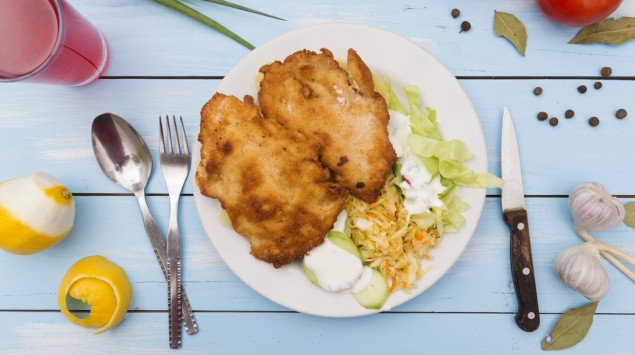 Zwei Schnitzel auf einem Teller.