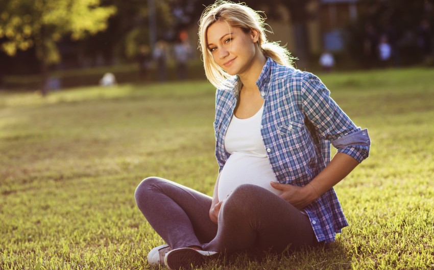 Kreislaufprobleme kommen in der Schwangerschaft häufig vor. Durch die Hormonumstellung weiten sich die Blutgefäße, sodass manchmal der Blutdruck abfällt.