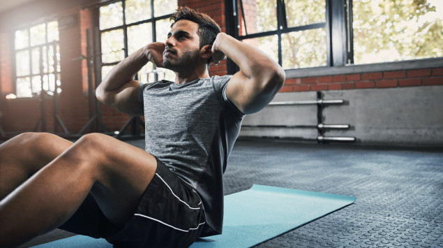 Ein Mann macht Sit-Ups.