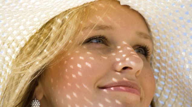 Portrait einer jungen Frau mit Sonnenhut.