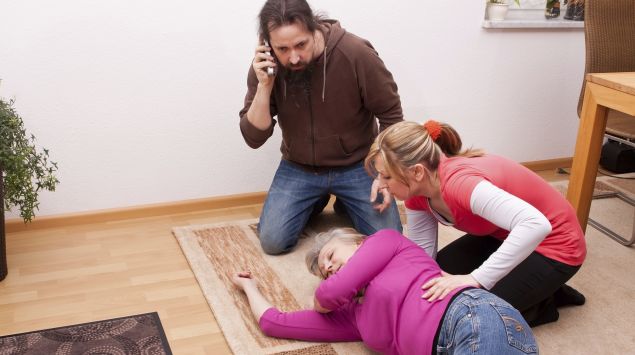 Eine bewusstlose Frau liegt in der stabilen Seitenlage.