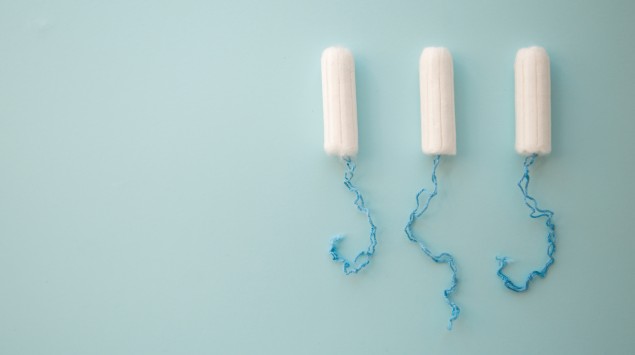 Drei Tampons liegen nebeneinander