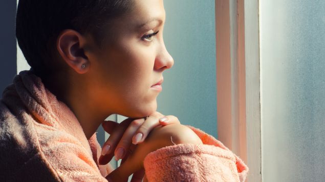 Eine junge Frau nach der Chemotherapie.