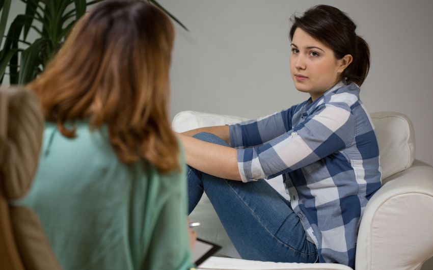 Jugendliches Mädchen bei der Pschotherapie
