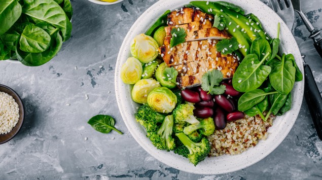 Ein Teller mit Fleisch, Salat und Gemüse