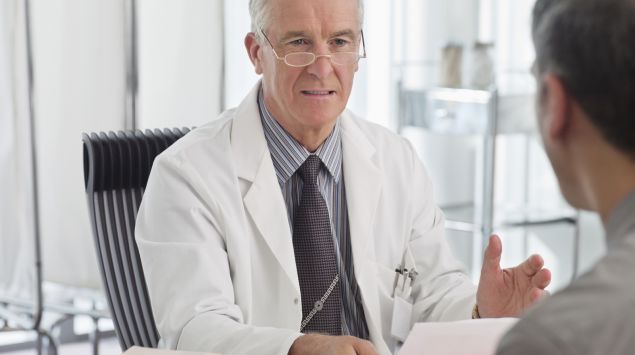 Ein Arzt spricht mit einem Patienten.