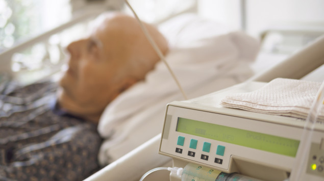 Covid-19 kann tödlich verlaufen: Ein alter Mann ligt im Krankenhausbett