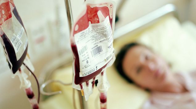 Eine Frau erhält eine Bluttransfusion.