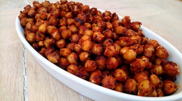 Das Bild zeigt eine Schale mit veganen NicNac's aus Kichererbsen.