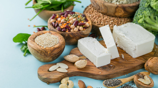 Verschiedene Lebensmittel, die als gute vegane Proteinquellen gelten.
