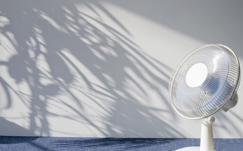 Ein Ventilator in einem schattigen Raum.