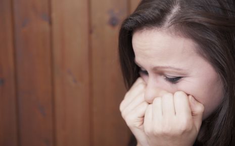 Eine verzweifelt aussehende junge Frau.